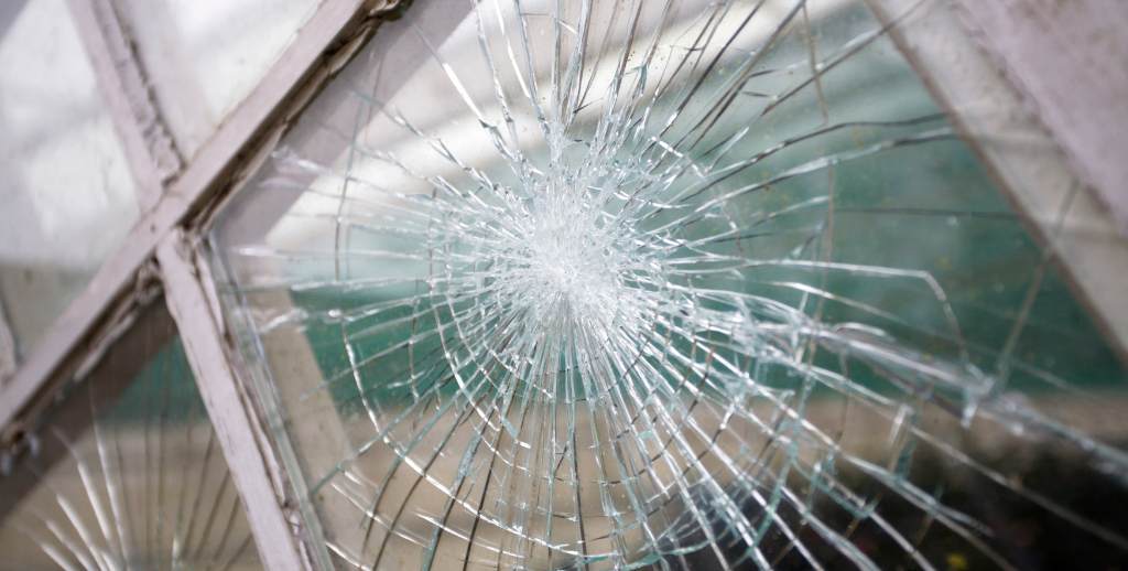 Vitre fissurée et choc thermique, qui paye entre locataire et propriétaire ?