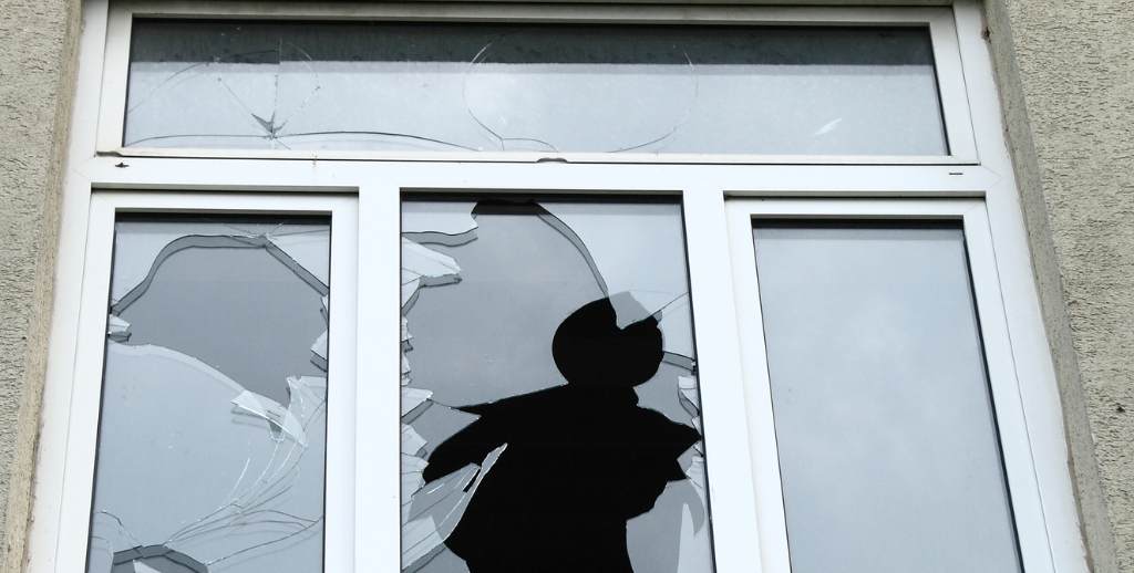 Responsabilités en cas de vitre fissurée chez un locataire