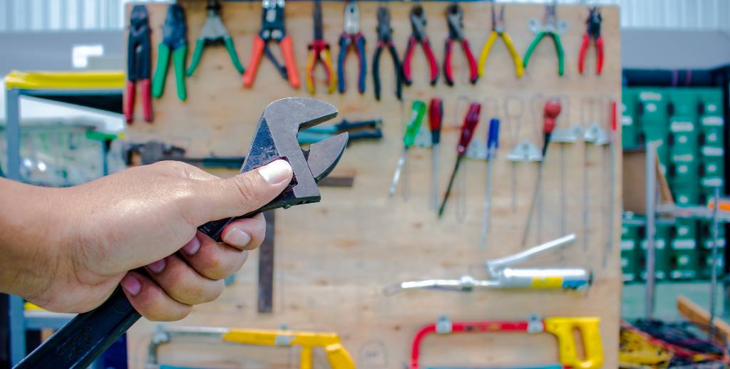 Le stockage de fournitures est crucial pour maintenir un atelier ordonné et productif. Un bon rangement permet non seulement de gagner du temps, mais aussi d'améliorer la qualité de votre travail en réduisant le désordre. Toutefois, trouver les meilleures solutions de stockage n’est pas toujours facile. Pour vous aider, découvrez ici des astuces pratiques pour transformer votre atelier en un espace bien organisé et fonctionnel. Organiser par catégories Trier vos fournitures par type et usage est essentiel pour une organisation efficace. Commencez par diviser vos fournitures en catégories claires, telles que les outils, les matériaux et les pièces de rechange. Utilisez des bacs et des boîtes étiquetés pour chaque catégorie afin de faciliter la localisation des articles. Par exemple, les vis et les clous peuvent être stockés dans des coffres séparés, tandis que les pinceaux et les peintures sont regroupés dans un autre contenant. Vous pouvez également intégrer des systèmes de rayonnage à palettes comme ceux que propose Epsirack, afin d'optimiser l'espace vertical et de garder vos fournitures accessibles. Cette méthode de rangement permet non seulement de gagner du temps, mais aussi de maintenir un environnement de travail ordonné et productif. Une organisation par catégories garantit que chaque objet a sa place dédiée, réduisant le chaos et augmentant l’efficacité. Utiliser des rangements transparents Une fois vos racks à palettes obtenus, vous pouvez y ajouter des rangements transparents pour organiser vos matériaux. Ces derniers permettent en effet d’identifier rapidement le contenu sans avoir à ouvrir chaque contenant, ce qui fait gagner un temps précieux. Optez pour des bacs et boîtes en plastique transparent de différentes tailles pour stocker divers types de fournitures. Vous pouvez par exemple utiliser de petits contenants pour les petites pièces comme les vis et les clous, et de plus grands pour les outils plus volumineux. Les rangements transparents sont particulièrement utiles pour garder une vue d'ensemble de votre stock, facilitant ainsi la gestion et le réapprovisionnement des fournitures essentielles. Optimiser les petits espaces L'optimisation des petits espaces est essentielle pour un atelier bien organisé. Pour y arriver, vous pouvez commencer par utiliser des tiroirs et des compartiments pour ranger les outils comme les tournevis, les marteaux et autres outils de précision. Cela permettra d’éviter qu’ils ne se mélangent ou se perdent. Les panneaux perforés sont aussi une excellente solution pour suspendre les outils fréquemment utilisés. Ils permettent de libérer de l’espace au sol et d’accéder facilement à vos équipements. De plus, les étagères modulables et les palettiers ajustables en hauteur peuvent être configurés pour s’adapter à vos besoins spécifiques. En intégrant ces solutions, vous utilisez chaque centimètre carré de manière efficace, rendant votre atelier plus fonctionnel. Étiqueter et inventorier régulièrement L’étiquetage et les inventaires réguliers sont de très bons alliés pour maintenir l’ordre dans un lieu de travail. En plaçant des inscriptions claires sur chaque boîte et étagère, vous facilitez la localisation rapide des fournitures. Optez pour des étiquettes de différentes couleurs pour catégoriser les objets. Vous rendrez ainsi le système encore plus intuitif et facile à utiliser. Par ailleurs, effectuer un inventaire régulier vous aide à suivre les niveaux de stock et à identifier les articles manquants ou excédentaires. En disposant d’un système précis, vous pouvez planifier vos achats de manière proactive, minimiser les risques de pénurie et garantir une continuité dans vos activités.