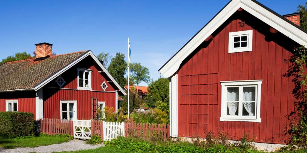 Le rouge de Falun et les boiseries blanches : symboles de la tradition suédoise Le rouge de Falun et les boiseries blanches : symboles de la tradition suédoise