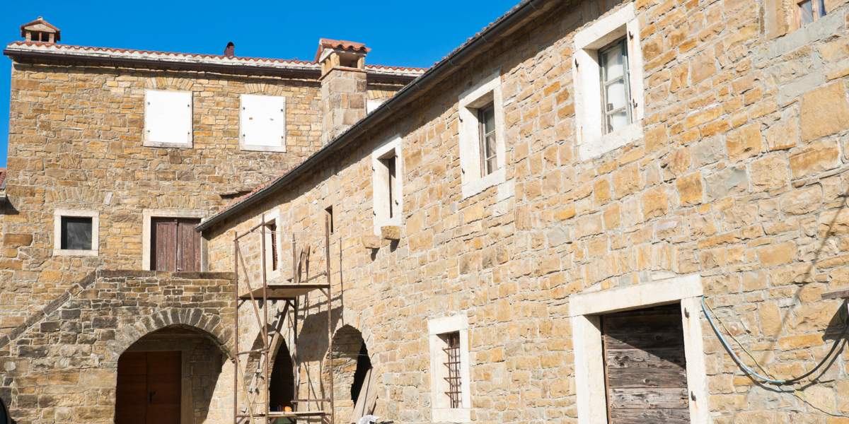 Refaire Encadrement Fenêtre Extérieur En Pierre Refaire l'encadrement d'une fenêtre extérieur en pierre - Artisan du