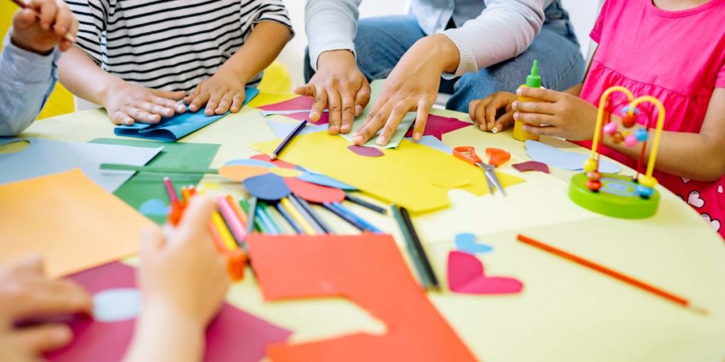 Comprendre les bénéfices d'un busy board Montessori