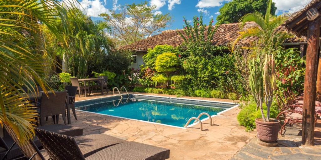 Aménager son jardin autour d’une piscine : 5 idées tendance
