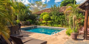 Aménager son jardin autour d’une piscine : 5 idées tendance